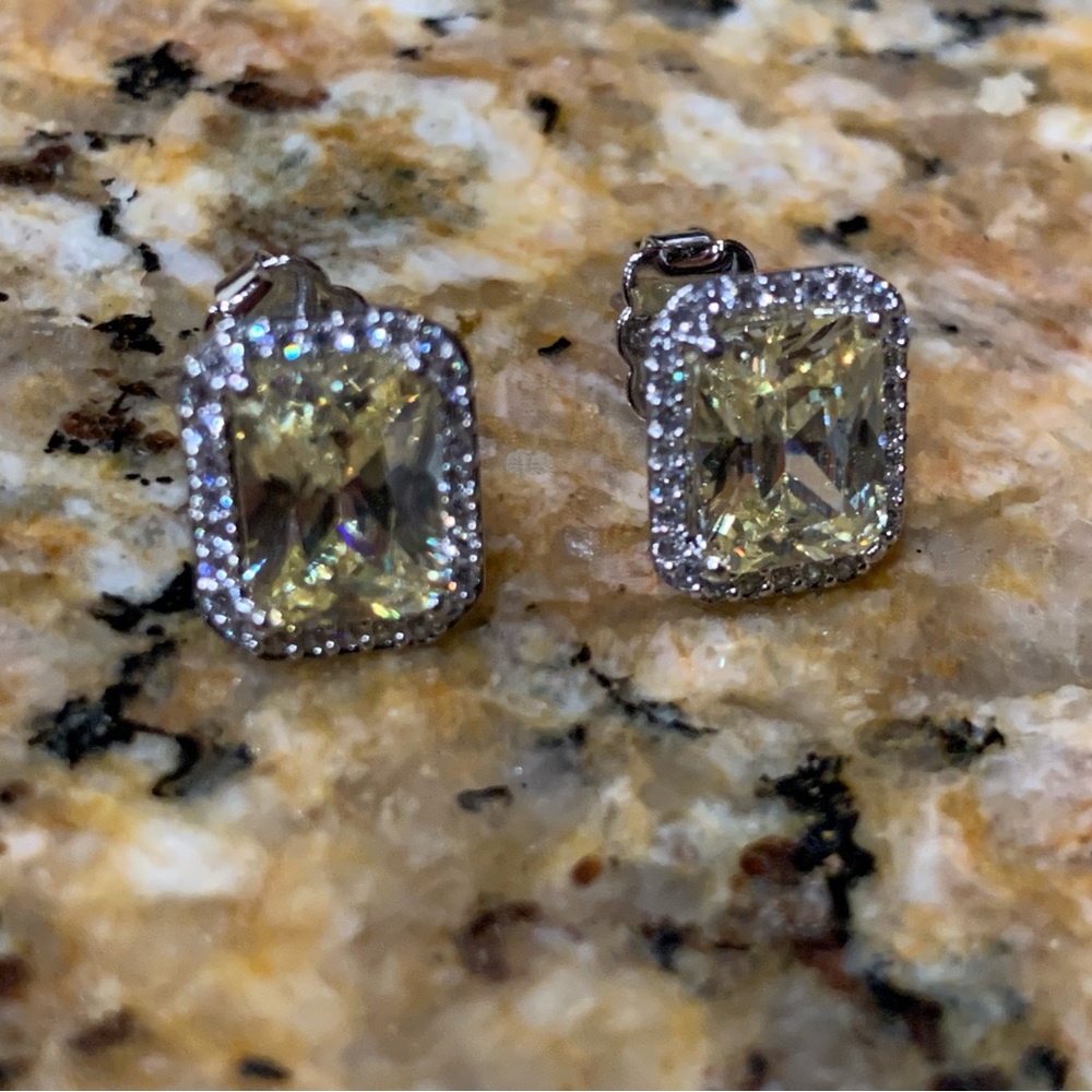 Absolutely stunning sparkled like yellow diamonds gorgeous earrings. Must have!